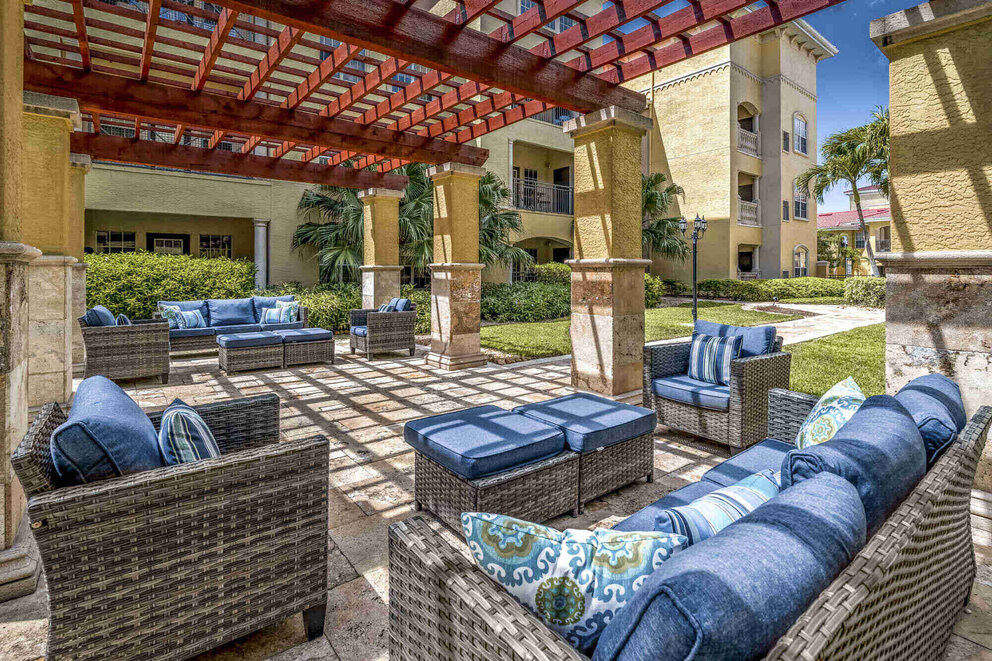 pool cabana at executive apartments in tampa