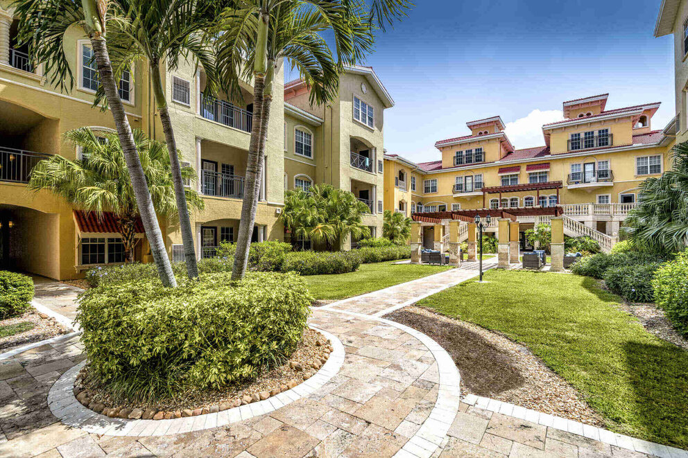 Courtyard at westshore tampa apartments