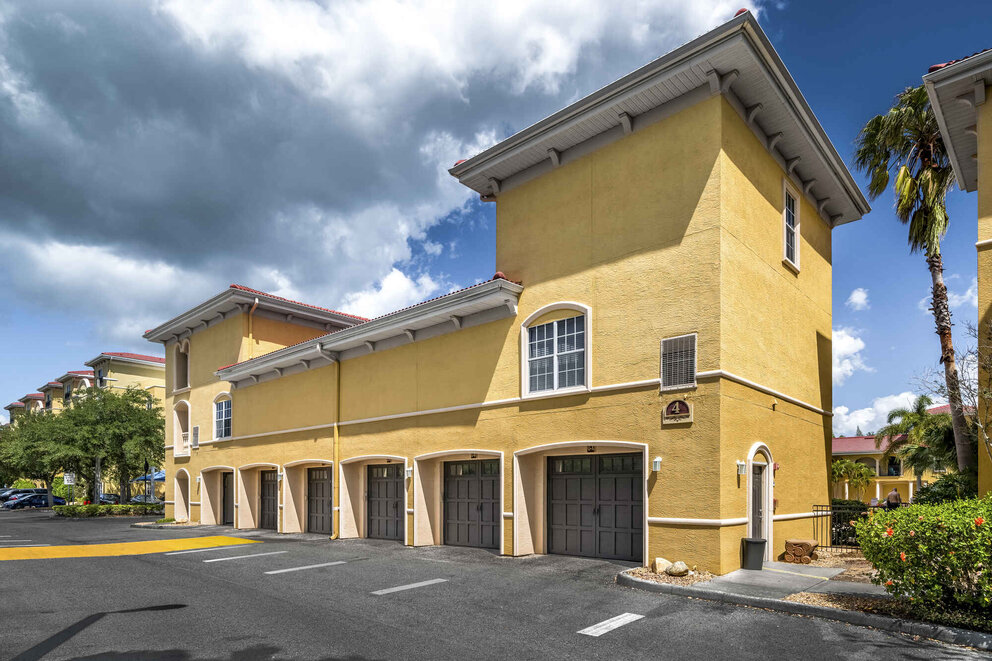 luxury apartments in tampa garage building